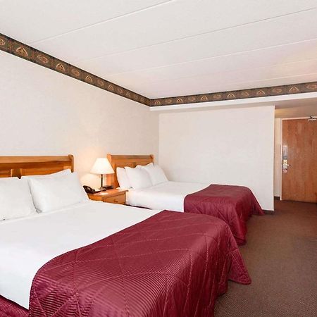 Ramada By Wyndham Pinewood Park Resort North Bay Zewnętrze zdjęcie