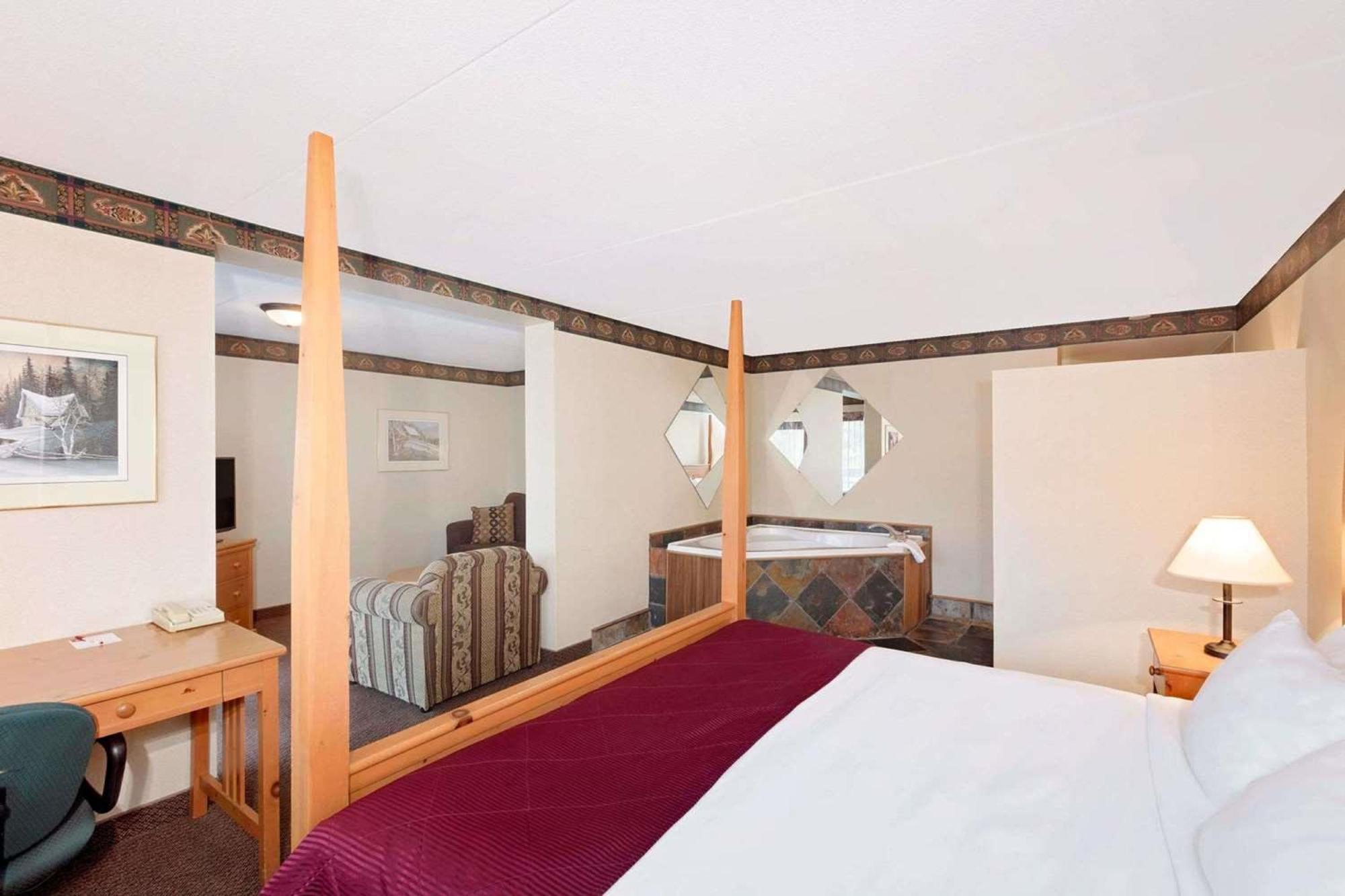Ramada By Wyndham Pinewood Park Resort North Bay Zewnętrze zdjęcie