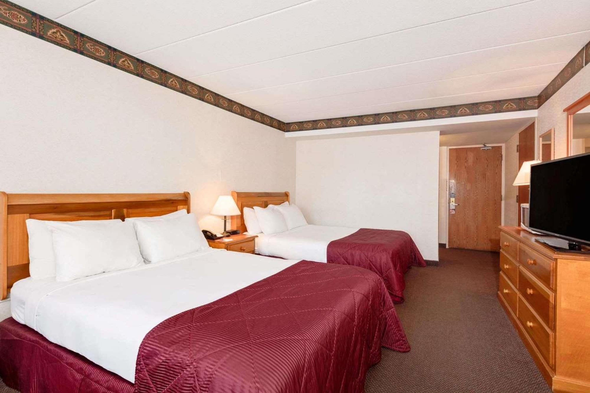 Ramada By Wyndham Pinewood Park Resort North Bay Zewnętrze zdjęcie