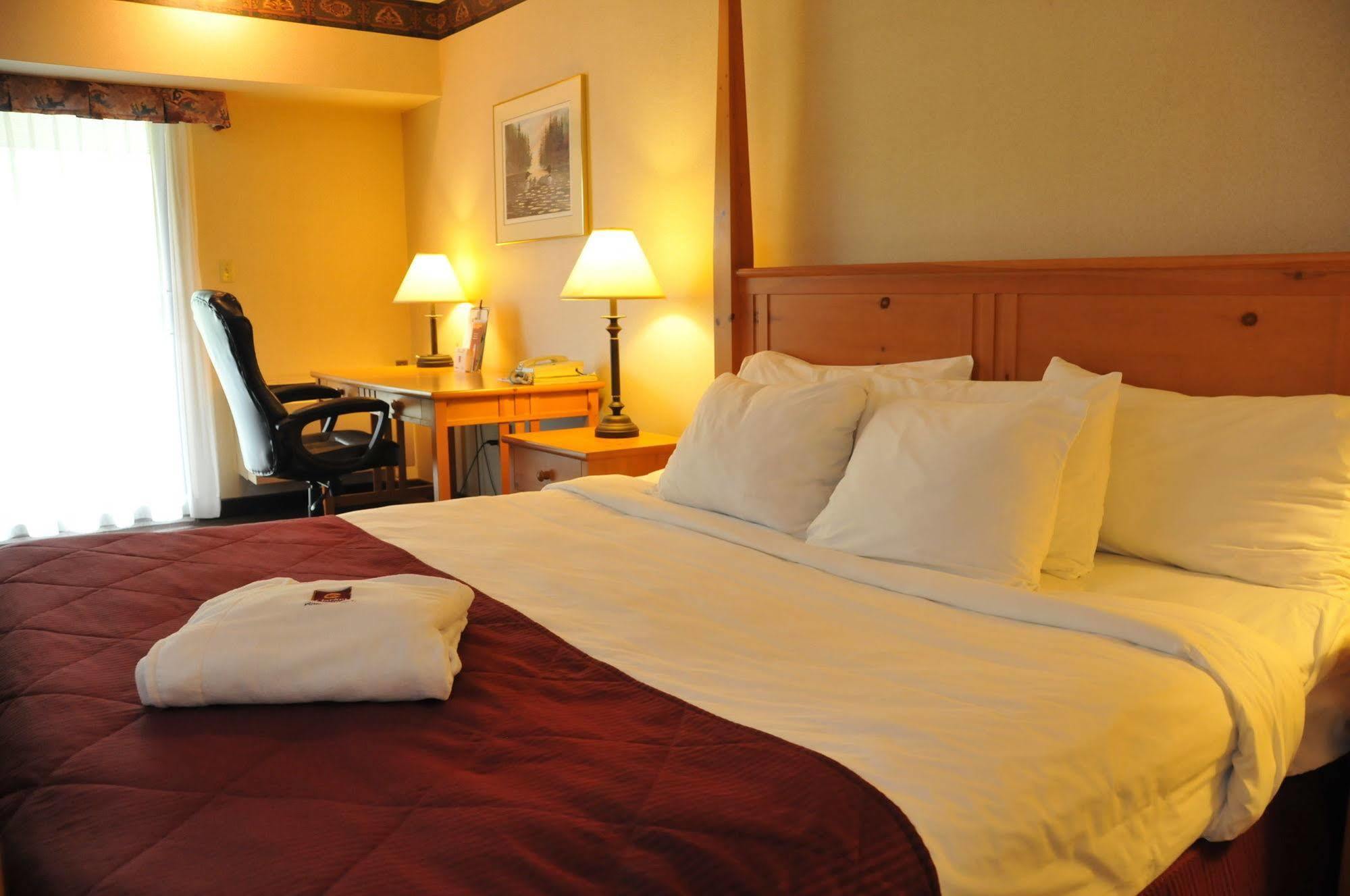 Ramada By Wyndham Pinewood Park Resort North Bay Zewnętrze zdjęcie
