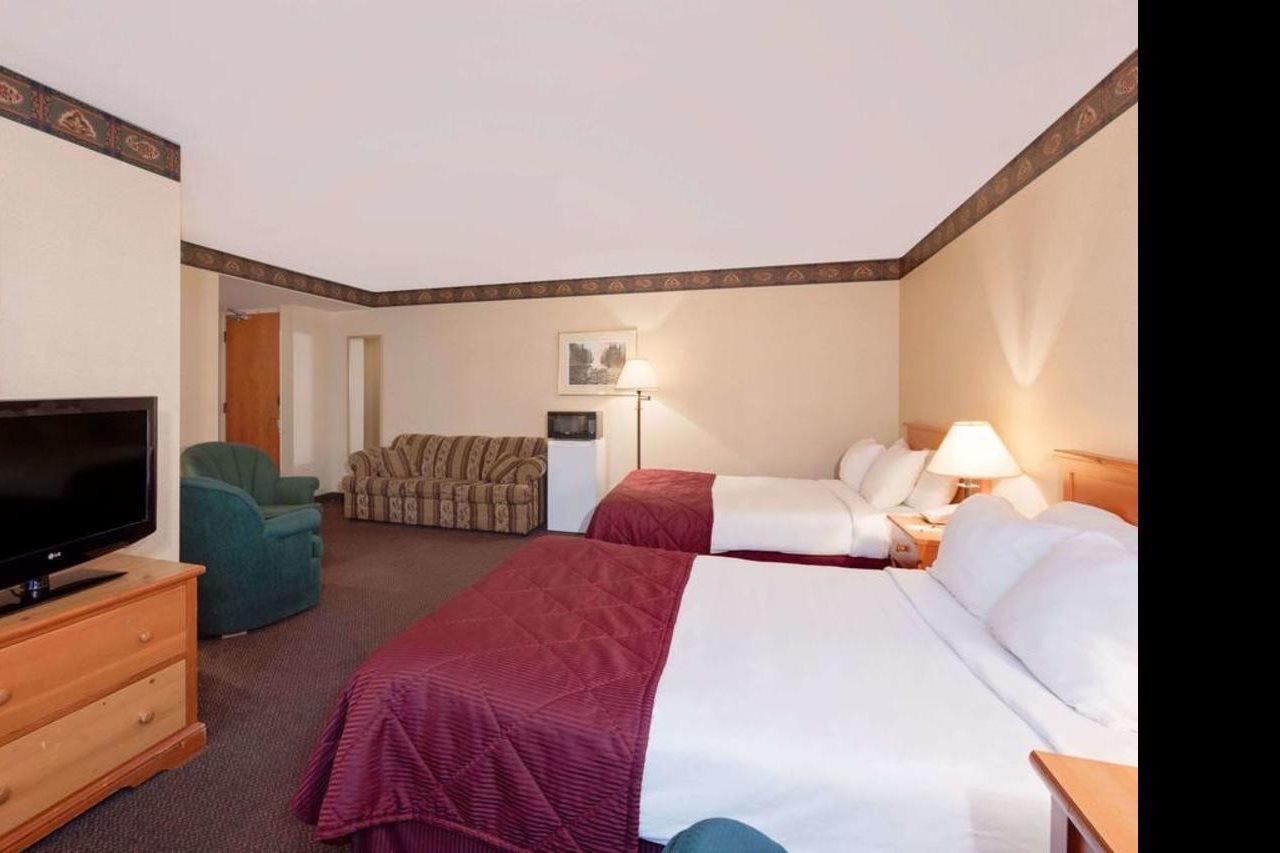Ramada By Wyndham Pinewood Park Resort North Bay Zewnętrze zdjęcie